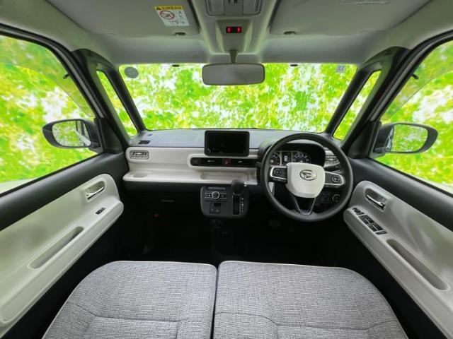 WECARSの展示場では実際に見て、触ってお車をお選びいただけます！知識の豊富な営業スタッフが様々なカーライフをご提案いたします！