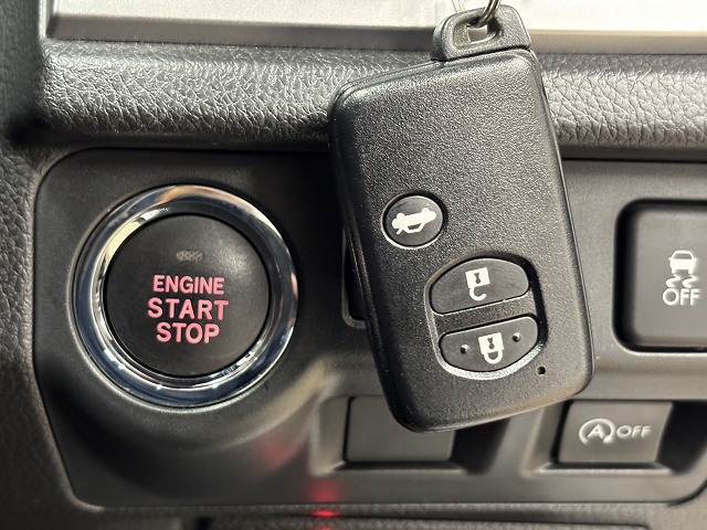 【スマートキー】車内へのアクセスやエンジン始動が楽々に行える今や必須アイテムのキー複製防止の「イモビライザー」まで備わっております。