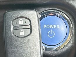 【スマートキー】カバンやポケットに入れたままでもドアの施錠・解錠が可能なスマートキーを装備。エンジンのオン・オフ時もカギを取り出す必要が無いからとっても便利です♪