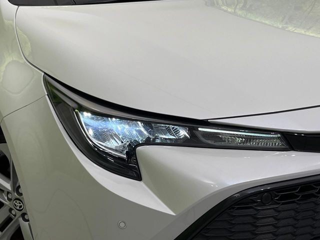 【LEDヘッドライト】悪天候や夜間走行時も良好な視界を確保し安心して運転できる高輝度LEDヘッドライトを装備！点灯速度が早く、消費電力も抑えられています。