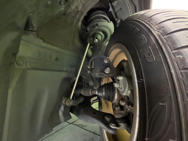 お車を安心してお乗りいただく為には、足回りの定期点検が欠かせません。サービスサポート（有償保証）では無料点検もご提供しており、安心のカーライフをお過ごしいただけるサポート体制が整っています。