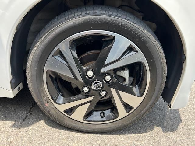 【純正アルミホイール】専用のアルミなので、お車のイメージにぴったり！！社外のアルミやスタッドレスタイヤも取り扱いございます！！ドレスアップもカスタマイズもお任せください！！