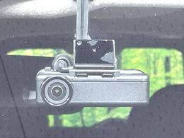 【ドライブレコーダー】安心・安全なカーライフに必須のドライブレコーダーを装備！走行中はもちろん、あおり運転や事故に遭遇した際の状況も映像で記録し、万一のリスクに備えます。