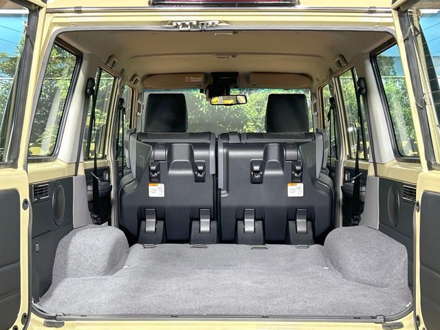 後席を格納すると、これだけの広さが！シーンに合わせたシートアレンジで、大きな荷物も積むことが出来ます♪