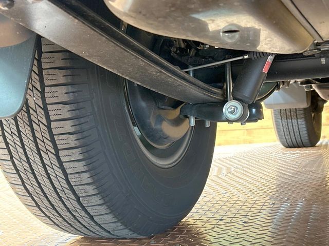 お車を安心してお乗りいただく為には、足回りの定期点検が欠かせません。サービスサポート（有償保証）では無料点検もご提供しており、安心のカーライフをお過ごしいただけるサポート体制が整っています。
