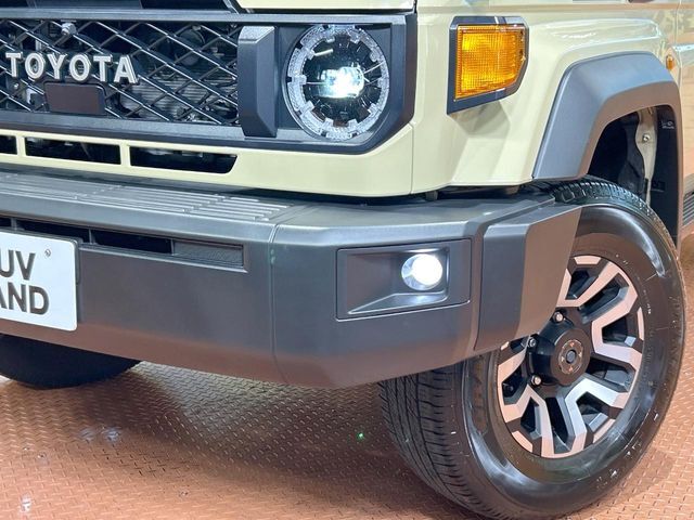 【LEDヘッドライト】悪天候や夜間走行時も良好な視界を確保し安心して運転できる高輝度LEDヘッドライトを装備！点灯速度が早く、消費電力も抑えられています。