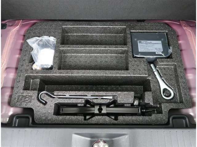 【トランク】フロア下には車載工具とパンク修理キットがあります。