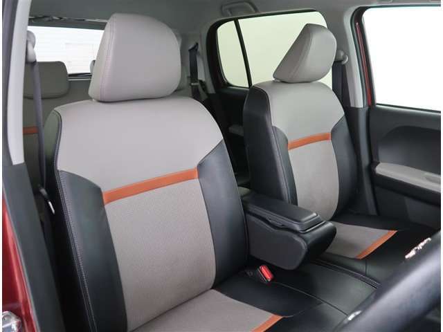 【フロントシート】ハーフレザー仕様の運転席シートにはシートヒーター機能が付いています。
