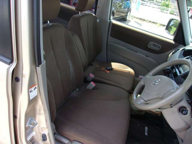 運転席　ベンチシートです。まあまあ綺麗な状態です。肘掛けついてます。助手席のシートの下に　結構　大きな収納あって　結構　便利です。