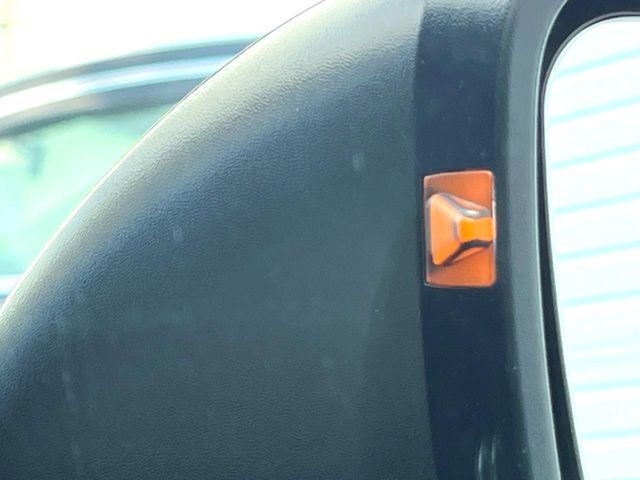 【ブラインドスポットモニター】走行中、ドアミラーの死角になりやすい箇所に後続車が接近するとサイドミラーのレンズに警告を表示！ドライバーに注意喚起をしてくれます。