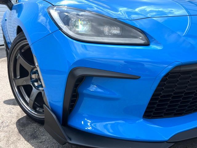 【LEDヘッドライト】悪天候や夜間走行時も良好な視界を確保し安心して運転できる高輝度LEDヘッドライトを装備！点灯速度が早く、消費電力も抑えられています。