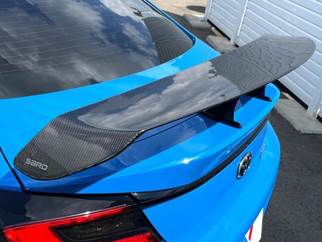 【SARD製リヤスポイラー】スポーツカーらしさがグッと引き立つ大型リヤスポイラーを装着♪高速走行時のスタビリティ（走行安定性）向上に役立ちます。