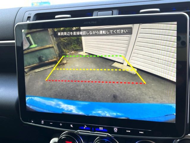 【バックカメラ】駐車時に後方がリアルタイム映像で確認できます。大型商業施設や立体駐車場での駐車時や、夜間のバック時に大活躍！運転スキルに関わらず、今や必須となった装備のひとつです！