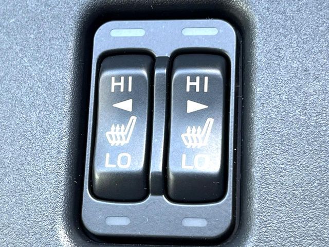 【シートヒーター】寒い日に重宝するシートヒーター！エアコンより早く温まってくれるので寒がりの人も安心ですね♪エアコンの温風は乾燥するから苦手、という方にもをおすすめです。