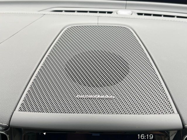 【harman　kardon】ハーマンカードンのHi-Fiスペシャリストと共に、モデル別に開発・設計された専用チューニングが臨場感溢れる音響空間を実現しています。