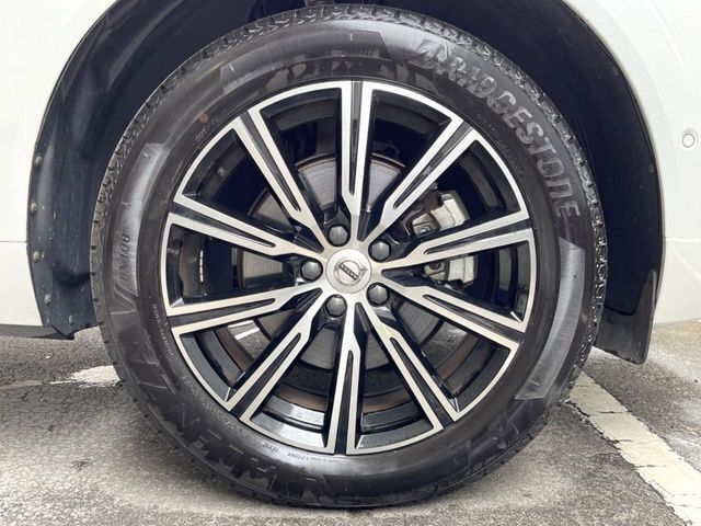 【純正19インチアルミホイール】こだわりを持ってモデル別にデザインされた純正アルミホイールを装着。しつこい鉄粉や錆に高い効果を発揮する「ホイールコーティング」の施工も受付中！