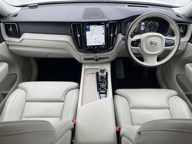 XC60　B5　AWD　インスクリプション入庫しました！白革シートの内装にドライブが快適になる装備がたくさん♪冬の寒さにはシートヒーター、夏の暑さにはシートベンチレーションをオールシーズン快適です！