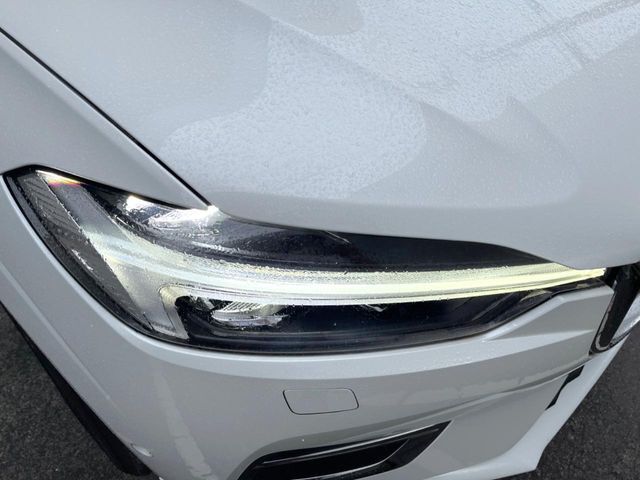【LEDヘッドライト】ハイビームを先行車や対向車にあてず、その両サイドではハイビーム照射を維持。見える範囲が段違いに広くなりました。北欧神話に登場するトールハンマーをモチーフにデザイン。
