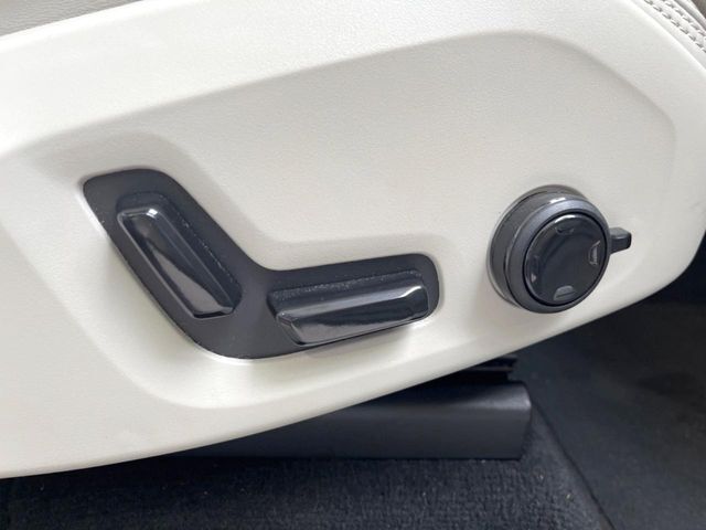 【運転席パワーシート】リクライニングからシートリフターまで、スイッチ一つで簡単にシートの微調整が可能！自分に最適なシートポジションにセットして、快適なドライブをお楽しみください。