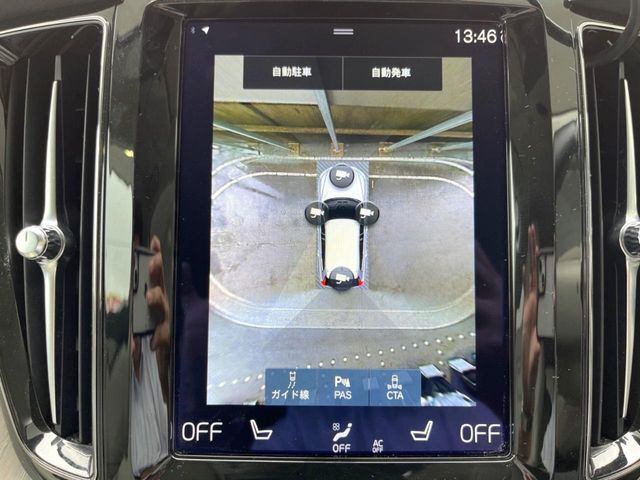 【360°ビューカメラ】4台の高解像度カメラで360度の鳥瞰図を表示。隣の車や壁、死角にある障害物などを画面で確認できるため、狭いスペースでの駐車・出入りも安心です。