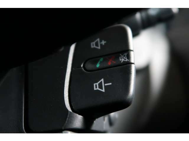 ●『サテライトスイッチ』♪ステアリングの裏側に、指先ひとつでスムーズにオーディオ操作ができるスイッチを搭載♪目線を落とさず操作でき快適に安全にドライブが楽しめます。