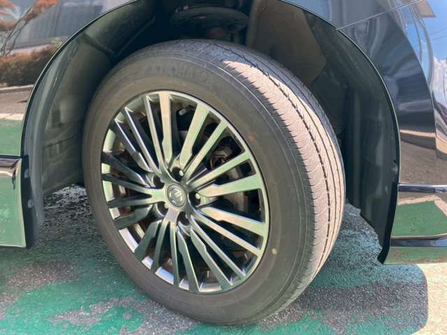 タイヤサイズは225/55R18です。2020年式となります。日産純正アルミ装着です☆