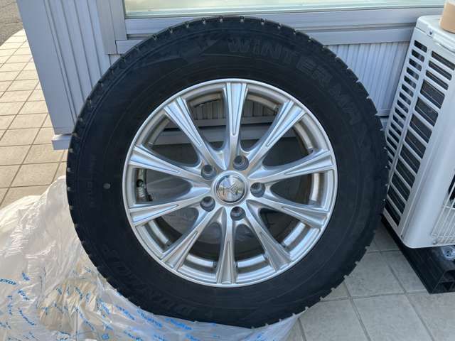スタッドレスタイヤ付き♪サイズは215/65R16です。2020年式となります。（※冬タイヤは現状渡しとなりますので予めご了承ください。）