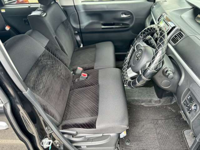 ★プライバシーガラス付きで、車内に入ってくる紫外線や暑さをカット★