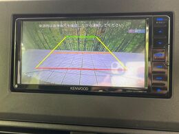 【バックカメラ】駐車時に後方がリアルタイム映像で確認できます。大型商業施設や立体駐車場での駐車時や、夜間のバック時に大活躍！運転スキルに関わらず、今や必須となった装備のひとつです！