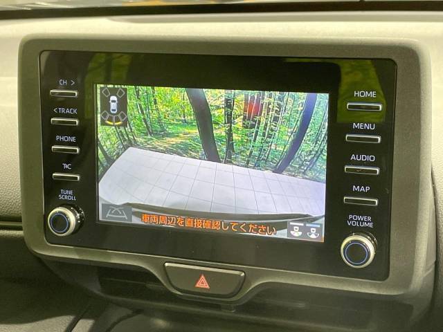 【バックカメラ】駐車時に後方がリアルタイム映像で確認できます。大型商業施設や立体駐車場での駐車時や、夜間のバック時に大活躍！運転スキルに関わらず、今や必須となった装備のひとつです！