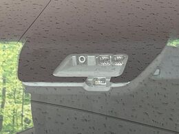 【三菱e-Assist】走行中に前方の車両等を認識し、衝突しそうな時は警報とブレーキで衝突回避と被害軽減をアシスト。より安全にドライブをお楽しみいただけます。