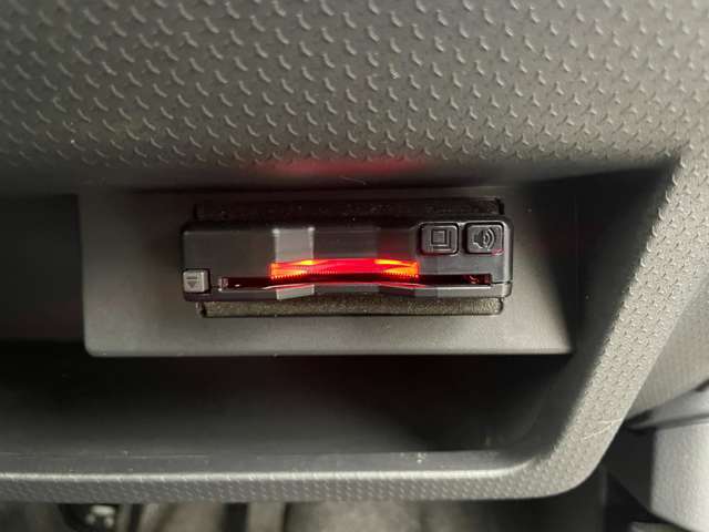 【ETC】有料道路を利用する際に料金所で停止することなく通過できる、ETC車載器（ノンストップ自動料金収受システム機器）が装備されています。セットアップを行うことで利用可能になります。