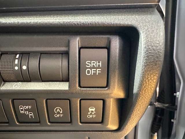 SRH（ステアリングレスポンシブヘッドランプ）搭載車です！ヘッドランプがステアリングの舵角と連動して左右に動く機能で、夜間走行などの視認性を一層高める予防安全装備の一つです！