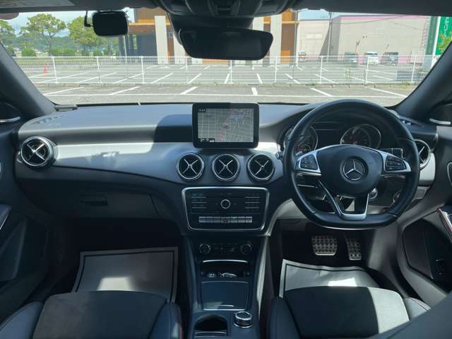LIBERALAでは多種多様の車種をご用意させていただいております。お客様がご納得いくまで、そのお車の持つ特性を五感すべてで感じ取っていただける場をご提供します。