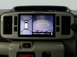 バック駐車時にナビ画面で後方と上からの様子を確認できます。実際の様子は目視で確認してください。