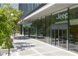 Jeep横浜みなとみらいは2022/7に新規グランドオープン！輸入車ディーラーが多く立ち並ぶみなとみらい大通り沿いに位置。お車でお越しのお客様は当ショールームのある横浜野村ビルの機械式駐車場をご利用可能です。