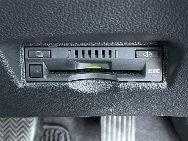 【ETC】有料道路を利用する際に料金所で停止することなく通過できる、ETC車載器（ノンストップ自動料金収受システム機器）が装備されています。セットアップを行うことで利用可能になります。