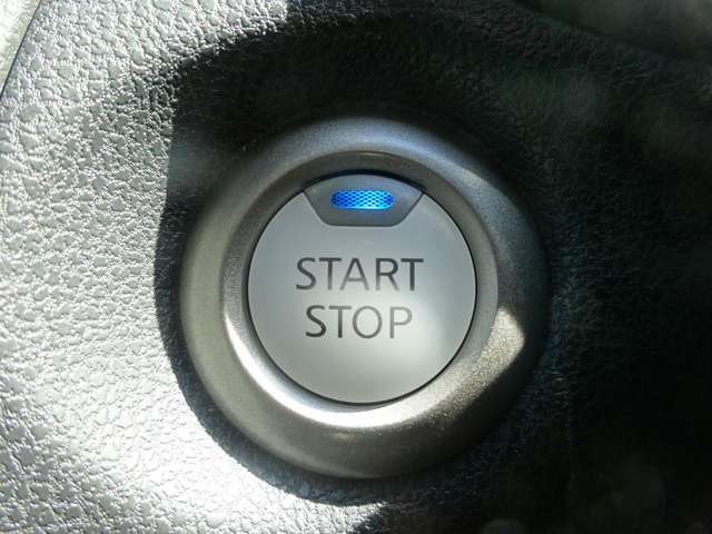 プッシュエンジンスターターエンジンの始動は、ブレーキペダルを踏みながらボタンをワンプッシュするだけでOK。