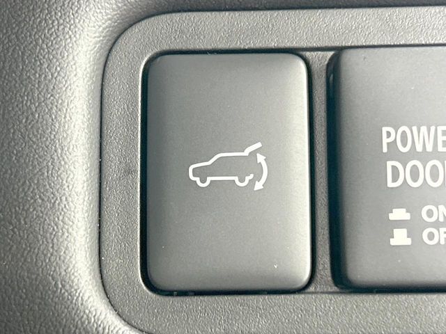 【パワーバックドア】スマートキーや運転席のボタンを押すだけでリアゲートが自動で開閉します！荷物を持っている時や、高い位置にあるバックドアを閉める際に便利な機能です♪