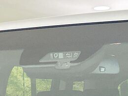 【三菱e-Assist】走行中に前方の車両等を認識し、衝突しそうな時は警報とブレーキで衝突回避と被害軽減をアシスト。より安全にドライブをお楽しみいただけます。