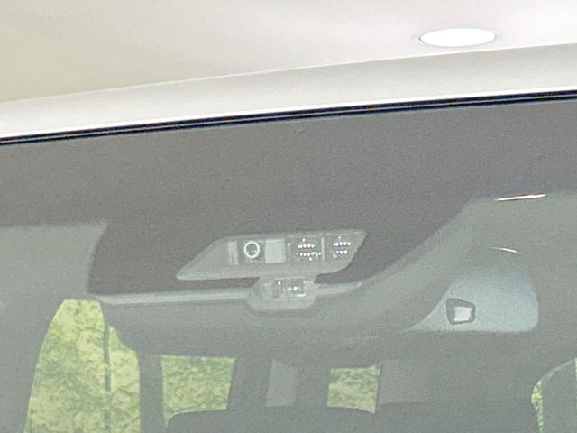 【三菱e-Assist】走行中に前方の車両等を認識し、衝突しそうな時は警報とブレーキで衝突回避と被害軽減をアシスト。より安全にドライブをお楽しみいただけます。