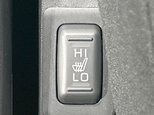 【シートヒーター】寒い日に重宝するシートヒーター！エアコンより早く温まってくれるので寒がりの人も安心ですね♪エアコンの温風は乾燥するから苦手、という方にもをおすすめです。