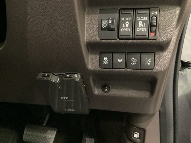 両側電動スライドドアは運転席から操作ができます。ヘットライトリベライザーのスイッチがついていますその下にはHondaセンシング用のVSA解除とレーンキープアシストシステムなどのスイッチも装備してます。