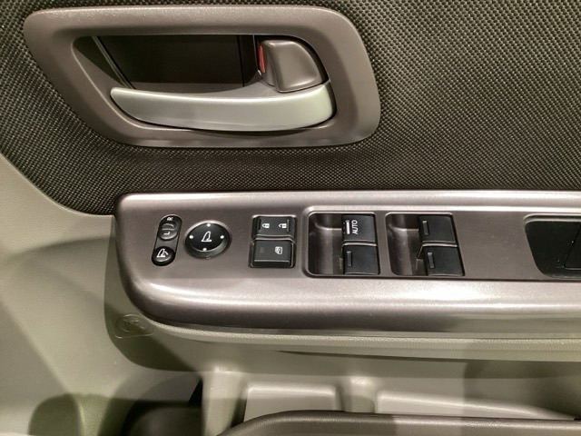 電動格納付きパワーミラーの操作スイッチがついています。左右のサイドミラーの角度調節も微調整ができて便利です。パワーウインドウは運転席でドア4枚とも上下の操作ができるようになっています。