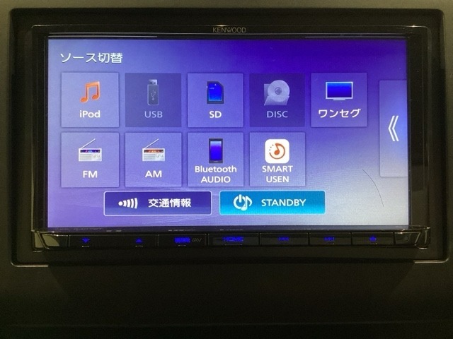 ナビゲーションはワンセグTV対応のメモリーナビ（社外品）を搭載しています。Bluetoothオーディオ機能がありますので、スマートフォンなどの音楽も再生できます。