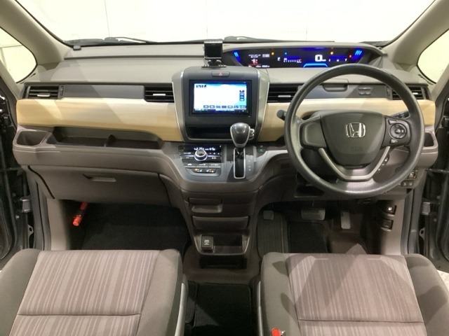 車内は光触媒抗菌消臭施工済です。インパネ周りはスタイリッシュなデザインで機能や装備も充実しています。グローブボックスやカップホルダーのほかにトレーなどたくさんの収納スペースが付いています。