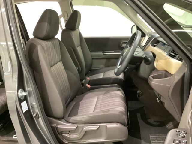 女性でも運転がしやすいように、シートの高さ調整機能（シートリフター）がついています。運転席と助手席の間が空いている為、助手席側への移動がスムーズです。交通量の多い道でも助手席側から乗り降りができます。