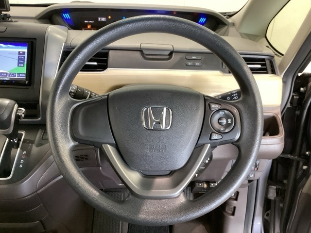 ハンドルにHondaセンシング系のクルーズコントロールやレーンキープアシストなどのスイッチが装備されています。ハンドルから手を離さず安全に操作できます。