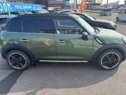 ミニクーパーも4ドアが出て、広くて乗り降りも楽になりましたね~♪