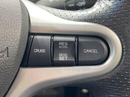 【クルーズコントロール】高速道路もラクラク走行。アクセルを離しても一定速度で走行ができ、長距離運転時の負担を軽減！加速・減速も簡単なスイッチ操作で調整できます。